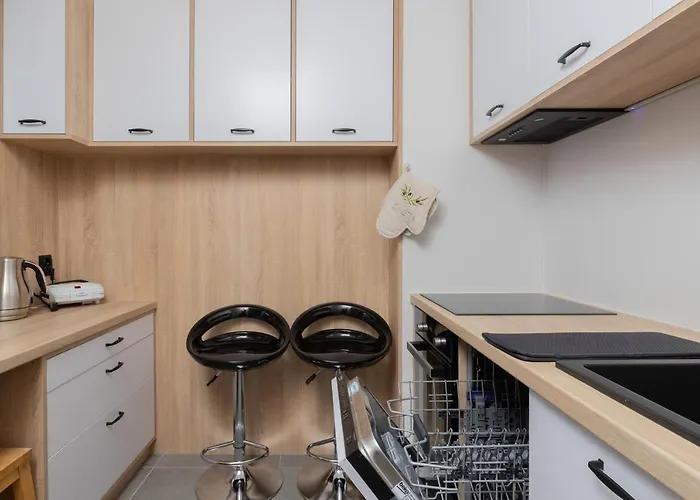 Center By Renters Apartment